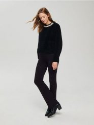 Sweter z ozdobnym detalem - czarny. Czarne swetry Reserved, l, bez wzorów, z dzianiny, bez ramiączek. W wyprzedaży za 159.99 zł.