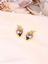 L'Atelier de Gaia Pozłacane kolczyki-wkrętki z perłami rozmiar: onesize. Różowe kolczyki L'Atelier de Gaia, z perłą, pozłacane. Za 56.99 zł.