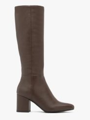 Brązowe kozaki z wąską cholewką. Brązowe kozaki Ryłko, bez wzorów, ze skóry, eleganckie, bez obcasa, na słupku, bez zapięcia. Za 749.99 zł.