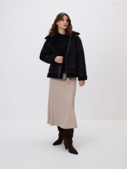 Kurtka z imitacji zamszu - czarny. Czarne kurtki Reserved, l, bez wzorów, bez kaptura. Za 299.99 zł.