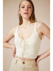Trendyol Top dzianinowy w kolorze kremowym rozmiar: S/M. Brązowe topy Trendyol, m, bez wzorów, z dzianiny, bez kołnierzyka, bez ramiączek. Za 55.95 zł.