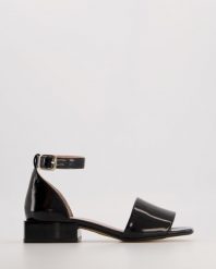 LAKIEROWANE SANDAŁY 2101117118 BLACK. Czarne sandały Venezia, bez wzorów, z lakierowanej skóry, bez obcasa, bez zapięcia. Za 299.00 zł.