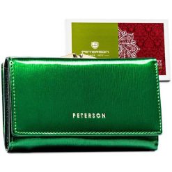 Portfel damski Peterson PTN 55020-SH zielony. Zielone portfele Peterson, bez wzorów, z lakierowanej skóry. Za 91.19 zł.