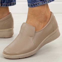 Beżowe skórzane Polskie półbuty damskie Góral 1798. Brązowe półbuty wsuwane Góral, na jesień, bez wzorów, z jeansu, casualowe, z okrągłym noskiem, bez obcasa, na płaskiej podeszwie. Za 399.00 zł.