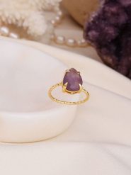 L'Atelier de Gaia Pozłacany pierścionek z ametystem rozmiar: onesize. Różowe pierścionki L'Atelier de Gaia, z ametystem, pozłacane. Za 74.63 zł.