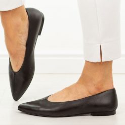 Czarne skórzane czółenka damskie T.Sokolski 307. Czarne baleriny Sokolski, bez wzorów, ze skóry, biznesowe, bez obcasa, na płaskiej podeszwie, bez zapięcia. W wyprzedaży za 263.12 zł.