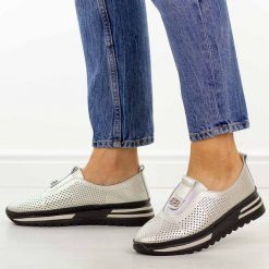 Złote ażurowe skórzane półbuty damskie S.Barski 7092. Żółte półbuty wsuwane S.BARSKI, na jesień, w ażurowe wzory, z jeansu, casualowe, z okrągłym noskiem, bez obcasa, na płaskiej podeszwie. Za 249.00 zł.