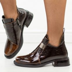Brązowe skórzane botki damskie T.Sokolski 526. Brązowe botki Sokolski, bez wzorów, z dzianiny, eleganckie, z okrągłym noskiem, bez obcasa, na obcasie, bez zapięcia. Za 359.00 zł.