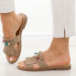 Beżowe płaskie klapki damskie M.Daszyński 2060-26. Brązowe klapki M.Daszyński, bez wzorów, z jeansu, eleganckie, bez obcasa, na płaskiej podeszwie, bez zapięcia. Za 169.00 zł.