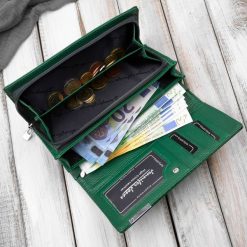 Portfel damski skórzany lakierowany zielony z tłoczeniem croco SP-16-CGRN. Zielone portfele bez wzorów, z lakierowanej skóry. Za 60.27 zł.