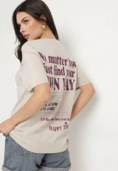 Jasnobeżowy Bawełniany T-shirt Oversize Fillaria. Brązowe t-shirty Born2be, l, z aplikacjami, z bawełny, klasyczne, bez kołnierzyka, bez ramiączek. W wyprzedaży za 46.74 zł.