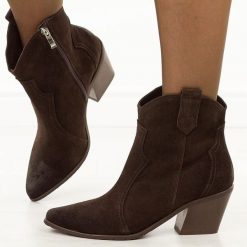 Czekoladowe jesienne Polskie kowbojki damskie Deoni D411. Brązowe botki Deoni, bez wzorów, z jeansu, boho, bez obcasa, na obcasie, bez zapięcia. W wyprzedaży za 479.20 zł.