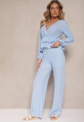 Niebieski Komplet z Tłoczeniami Bluzka z Falbaną i Szerokie Spodnie Kilinne. Niebieskie bluzki Renee, uniwersalny, bez wzorów, z materiału, eleganckie, bez kołnierzyka, bez ramiączek. W wyprzedaży za 135.99 zł.
