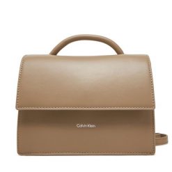 Torebka Calvin Klein. Brązowe torebki klasyczne Calvin Klein, bez wzorów, klasyczne, bez dodatków. Za 359.99 zł.