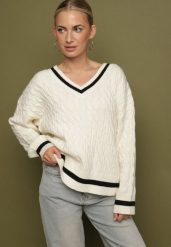 Jasnobeżowy Sweter Preppy z Domieszką Kaszmiru Zdobiony Strukturalnym Splotem Lorentie. Brązowe swetry Born2be, z aplikacjami, z jeansu, biznesowe, bez ramiączek. Za 129.99 zł.