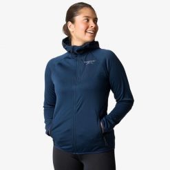 Bluza polarowa turystyka damska Swedemount Lofoten Tech Fleece Zip Hood W. Niebieskie bluzy z polaru SWEDEMOUNT, bez wzorów, z polaru, narciarskie. Za 279.99 zł.