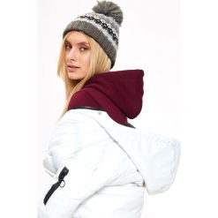 CZAPKA DAMSKA Z POMPONEM. Szare czapki zimowe TROLL, bez wzorów, z dzianiny. W wyprzedaży za 12.99 zł.