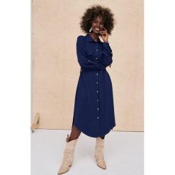 Sukienka Estiva BS Granatowy. Niebieskie sukienki blue shadow, z aplikacjami, z tkaniny, bez kołnierzyka, bez ramiączek, maxi, koszulowe. W wyprzedaży za 174.95 zł.