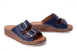 MANITU 900183-05 blau, klapki damskie. Niebieskie klapki Manitu, bez wzorów, ze skóry, bez obcasa, bez zapięcia. Za 229.42 zł.