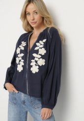 Granatowa Bawełniana Koszula Oversize z Kwiatowym Haftem Lorvesa. Niebieskie koszule Born2be, l, bez wzorów, z bawełny, eleganckie, bez kołnierzyka, bez ramiączek. Za 149.99 zł.