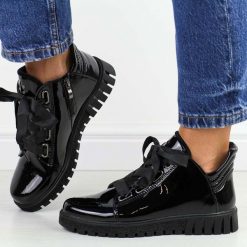 Czarne skórzane lakierowane botki damskie na traperze Filippo Dbt3197/25. Czarne botki Filippo, bez wzorów, z jeansu, eleganckie, z okrągłym noskiem, bez obcasa, bez zapięcia. Za 289.00 zł.