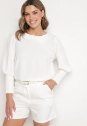 Biała Bluzka o Kroju Nietoperza z Guzikami Jenadwen. Białe bluzki Born2be, uniwersalny, bez wzorów, bez kołnierzyka, bez ramiączek. W wyprzedaży za 63.74 zł.