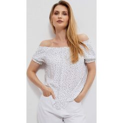 Koszula hiszpanka. Białe koszule MOODO, l, bez wzorów, z wiskozy, bez kołnierzyka, bez ramiączek. W wyprzedaży za 49.99 zł.