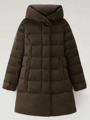 Woolrich Kurtka puchowa w kolorze khaki rozmiar: S. Brązowe kurtki Woolrich, s, bez wzorów, z puchu, bez kaptura. Za 2,284.24 zł.