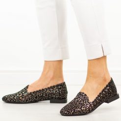 Czarne skórzane ażurowe półbuty damskie Filippo Dp7710/26. Czarne półbuty wsuwane Filippo, na lato, w ażurowe wzory, z jeansu, biznesowe, z okrągłym noskiem, bez obcasa, na płaskiej podeszwie. Za 219.00 zł.