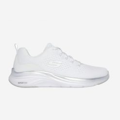Sneakersy damskie Skechers Vapor Foam. Białe buty sportowe lifestyle Skechers, bez wzorów, eleganckie, bez zapięcia. Za 229.99 zł.