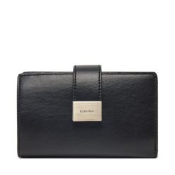Portfel damski Calvin Klein. Czarne portfele Calvin Klein, bez wzorów. Za 199.99 zł.