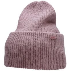 Damska czapka 4F H4Z22 jasny róż. Czerwone czapki zimowe 4f, bez wzorów, z poliesteru, sportowe. Za 41.99 zł.