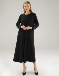 CZARNA SUKIENKA MIDI. Czarne sukienki Unisono, bez wzorów, z tkaniny, bez kołnierzyka, bez ramiączek, midi. Za 359.00 zł.