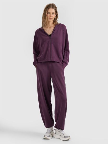 4F Spodnie dresowe z szerokimi nogawkami z modalem damskie - fioletowe L. Fioletowe spodnie dresowe 4f, bez wzorów, z dresówki. W wyprzedaży za 159.99 zł.