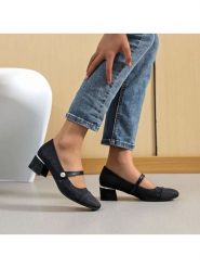 Lov'it Czółenka w kolorze czarnym z paskiem rozmiar: 41. Czarne czółenka Lov'It, bez wzorów, klasyczne, bez obcasa, bez zapięcia. Za 82.99 zł.