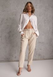 Beżowe Spodnie Cygaretki High Waist z Paskiem z Klamrą w Kształcie Półksięzyca Vikinai. Brązowe chinosy Renee, l, bez wzorów, z jeansu, eleganckie, z podwyższonym stanem. Za 99.99 zł.