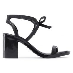 Sandały Melissa. Czarne sandały Melissa, bez wzorów, bez obcasa, na słupku, bez zapięcia. Za 419.99 zł.