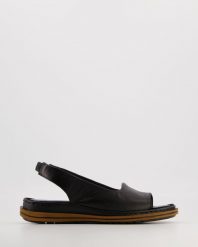 SANDAŁY DAMSKIE P507016T768 BLAC. Sandały Venezia, bez wzorów, ze skóry, bez obcasa, bez zapięcia. Za 279.00 zł.