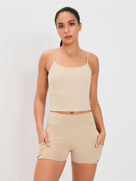 Dopasowane szorty sportowe Gym Hard - beżowy. Brązowe szorty sportowe Sinsay, bez wzorów. Za 24.99 zł.