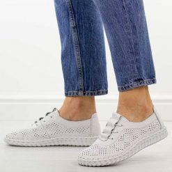 Białe ażurowane skórzane półbuty damskie T.Sokolski w26-47. Białe półbuty wsuwane Sokolski, na jesień, bez wzorów, z jeansu, klasyczne, bez obcasa, na płaskiej podeszwie. Za 259.00 zł.