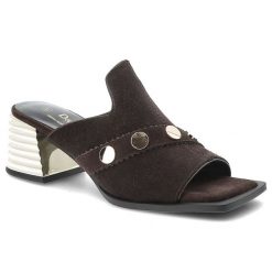 Klapki damskie S.Barski, ze skóry naturalnej zamszowej na stabilnym obcasie z metaliczną wstawką oraz ozdobnym paskiem z nitami, brązowe, CR61-3143. Brązowe klapki S.BARSKI, bez wzorów, ze skóry, bez obcasa, na obcasie, bez zapięcia. Za 287.90 zł.