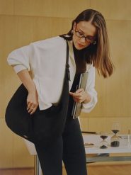 4F Bluza dresowa loose bez kaptura damska - kremowa XS. Białe bluzy 4f, s, bez wzorów, z dresówki, klasyczne, bez ramiączek, bez kaptura. Za 199.99 zł.