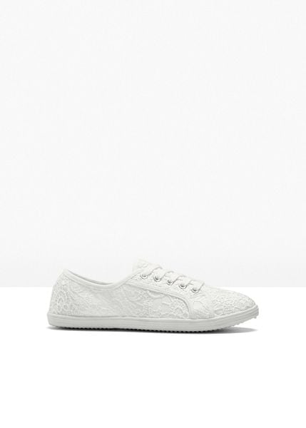 Sneakersy z koronką. Białe buty sportowe lifestyle bonprix, z aplikacjami, z koronki, sportowe, bez zapięcia. Za 99.99 zł.