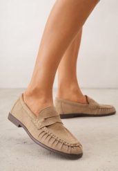 Beżowe Mokasyny VICES ze Skórzaną Wkładką i Marszczeniem przy Nosku Ananora. Brązowe mokasyny Renee, bez wzorów, z jeansu. Za 89.99 zł.