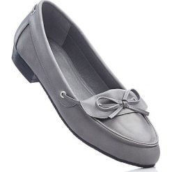 Mokasyny w 2 szerokościach bonprix jasnoszary. Baleriny marki bonprix. Za 44.99 zł.