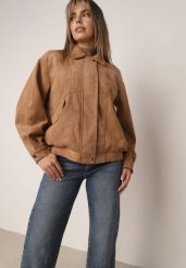 Ciemnobeżowa Kurtka Przejściowa z Imitacji Zamszu w Stylu Retro z Gumką na Dole i Kołnierzem Eurika. Brązowe kurtki Born2be, l, bez wzorów, z jeansu, casualowe, bez kaptura. Za 229.99 zł.