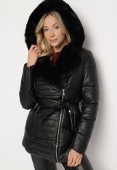Czarna Pikowana Kurtka z Kapturem Futerkiem i Paskiem Greleti. Czarne kurtki Born2be, l, bez wzorów, z jeansu, eleganckie, z kapturem. W wyprzedaży za 244.99 zł.