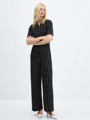 Mango Kombinezon Carlo 67044790 Czarny Regular Fit. Czarne sukienki Mango, xl, bez wzorów, z syntetyku, bez kołnierzyka, bez ramiączek. Za 69.99 zł.