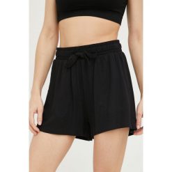 Outhorn szorty damskie kolor czarny gładkie high waist. Czarne szorty Outhorn, bez wzorów, z tkaniny. Za 89.99 zł.