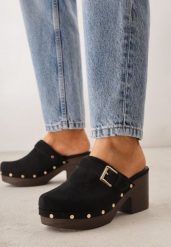 Czarne Klapki Chodaki na Słupku z Cholewką z Nitami i Paskiem z Klamerką Jinnor. Czarne klapki Renee, w ażurowe wzory, boho, bez obcasa, na obcasie, bez zapięcia. Za 109.99 zł.